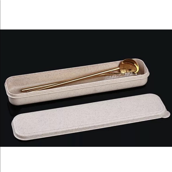 A non- disposable set of straws and straw needs - Picture 4 of 7